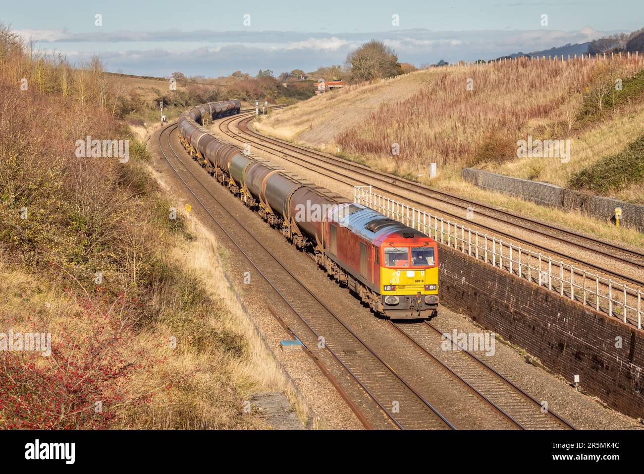 Klasse 60 Nr. 60010 mit Deutsche Bahn Cherry Red mit DB Schenker Branding passiert Standish Junction, Gloucestershire, Großbritannien Stockfoto