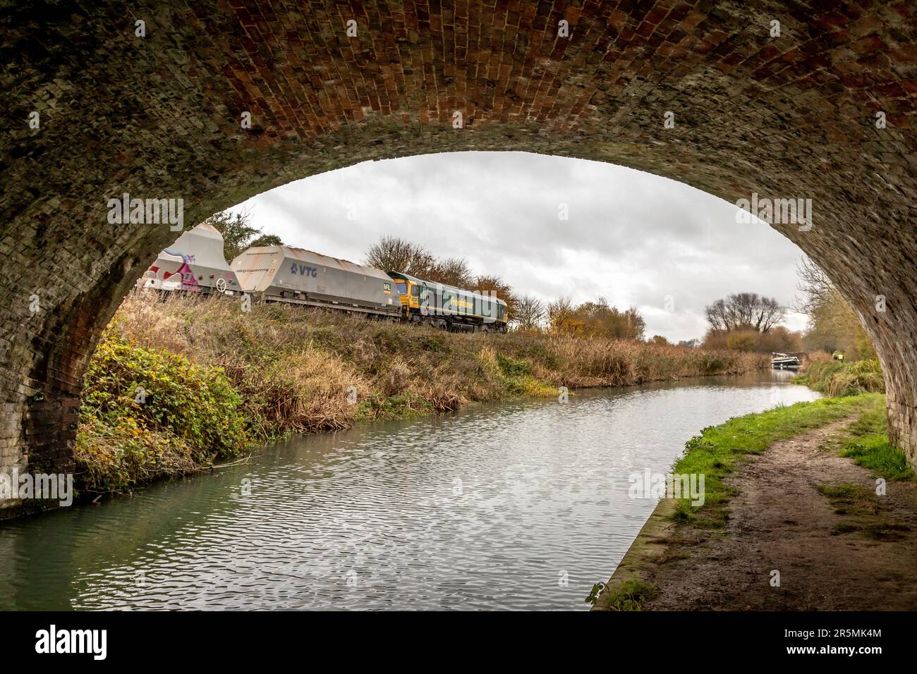 Freightliner Klasse 66 Nr. 66558 führt am Kennet und Avon-Kanal in der Nähe von Crofton, Wiltshire, Großbritannien vorbei Stockfoto