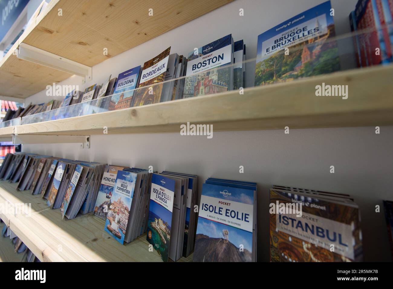 Der Stand der Reiseführer des Lonely Planet auf der Turin International Book Fair, Italien. Stockfoto