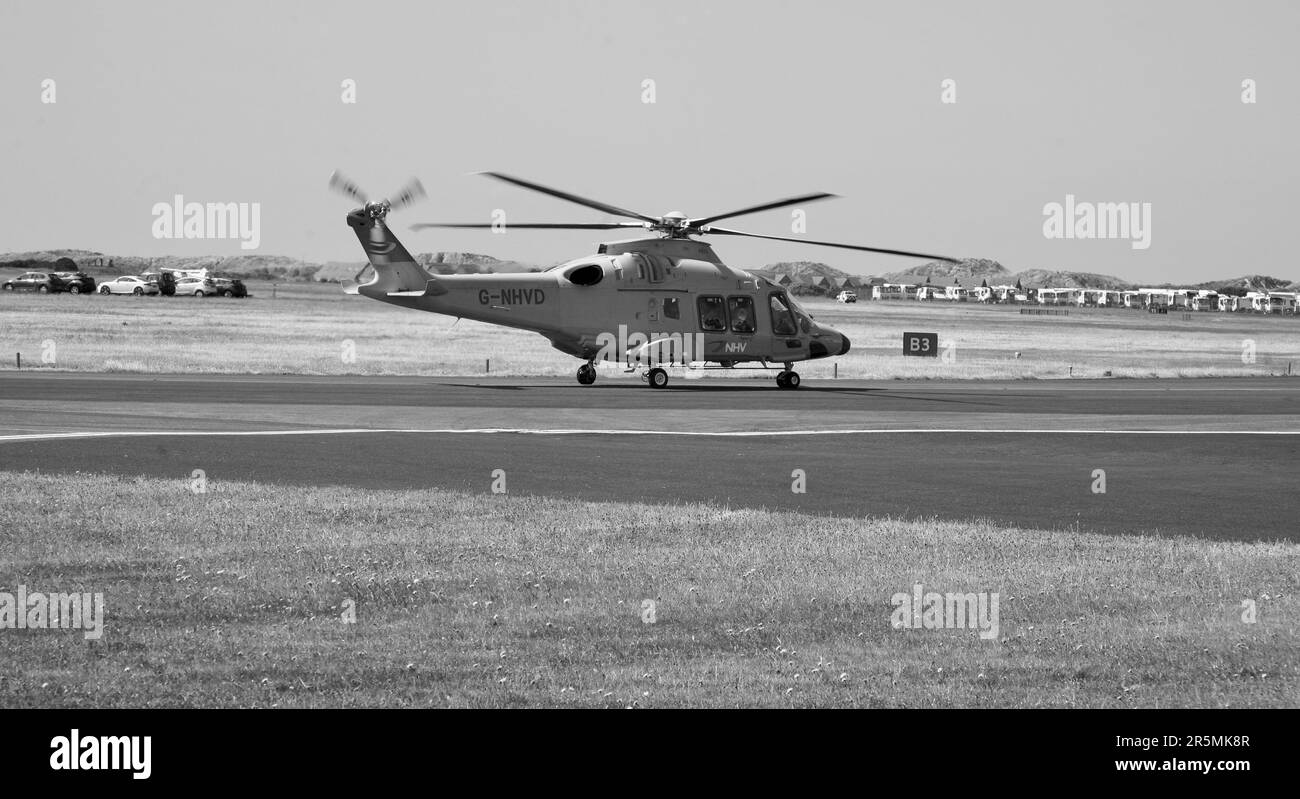 Nahaufnahme eines Hubschraubers, der am Blackpool Aerodrome, Blackpool, Lancashire, Großbritannien, Europa landet Stockfoto