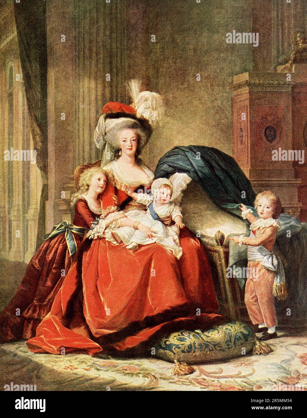 Die Überschrift Anfang 1900er lautet: "Marie Antoinette und ihre Kinder - in Versailles. Das letzte Porträt, das Vigee Le Brun von der todgeweihten Königin malte, war die Leinwand, die in Versailles hängt, bekannt als "Marie Antoinette und ihr Kind", in der die Königin neben einer Wiege sitzt, mit dem kleinen Herzog der Normandie auf dem Knie, Die kleine Madame royale an ihrer Seite und der kleine Dauphin, der in die Wiege zeigt. Als die Türen des Salons von 1788 geöffnet wurden, war das Gemälde noch nicht ganz fertig und der dafür reservierte Rahmen blieb einige Tage lang leer. Es war am Vorabend von dem, was beco geschah Stockfoto