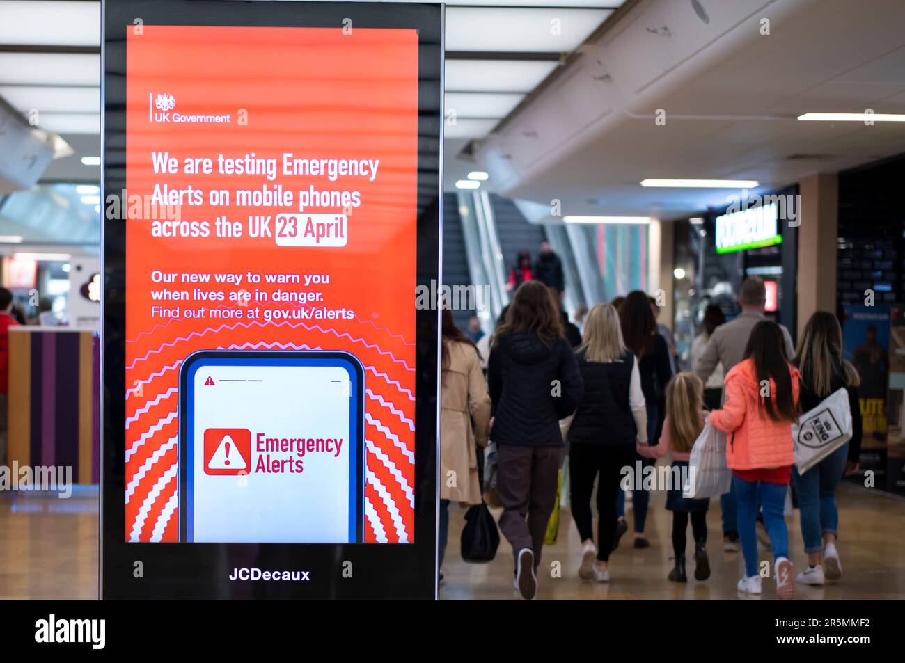 CARDIFF, WALES - APRIL 22: Ein Schild in St. David's Shopping Centre warnt vor einem staatlichen Notfalltest, der auf Einem an Mobiltelefone gesendet wird Stockfoto