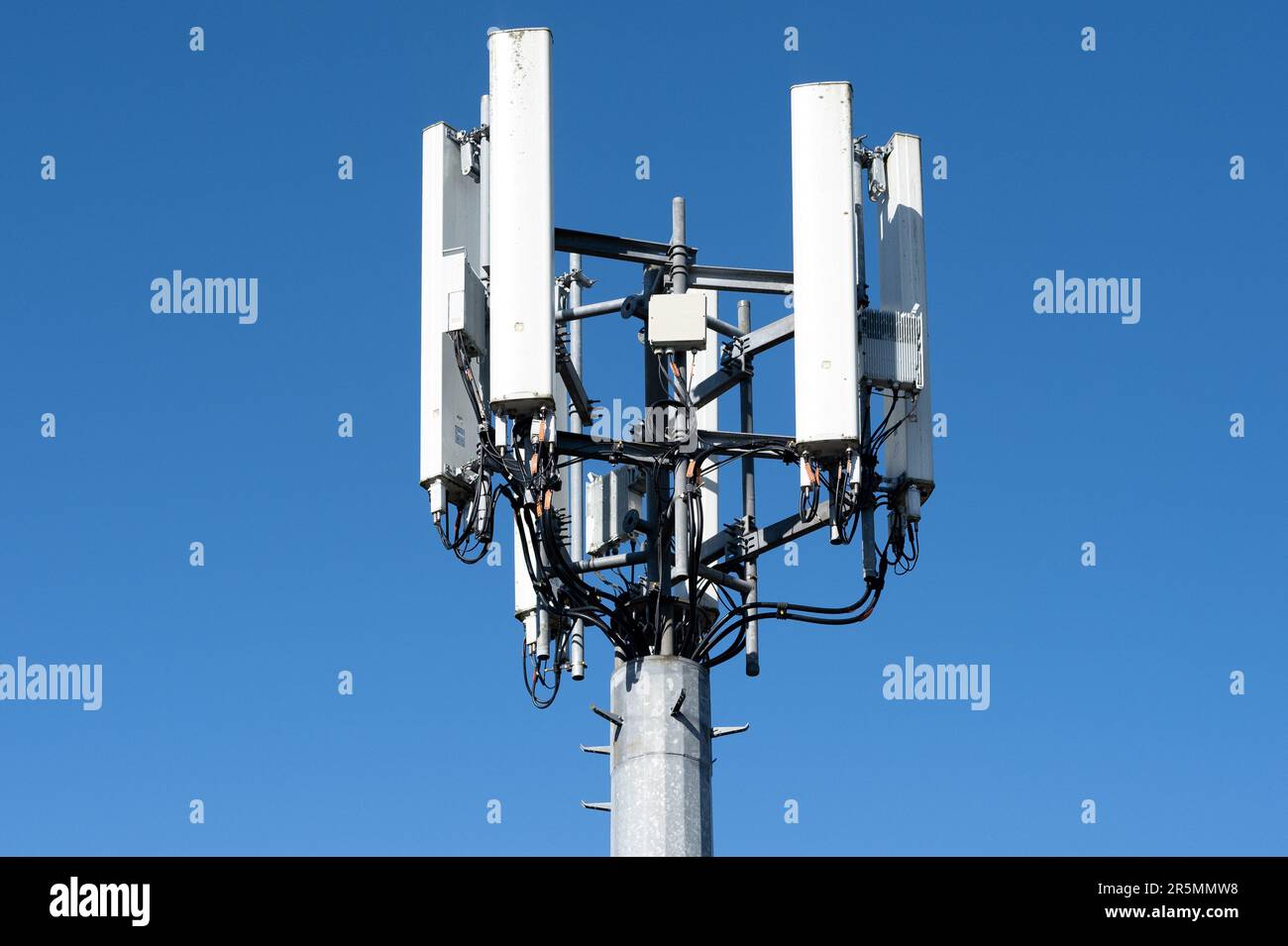 CARDIFF, WALES - APRIL 15: Nahaufnahme eines Handymasts vor einem klaren Himmel am 15. April 2021 in Cardiff, Wales. Stockfoto