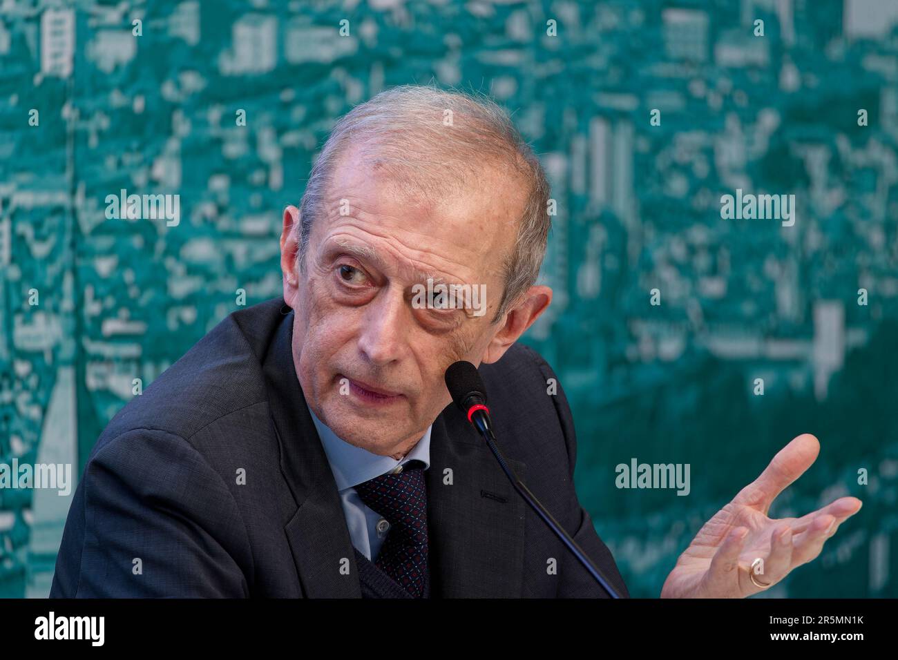 Ein Mitglied der Abgeordnetenkammer Italiens, Piero Fassino, spricht auf der 2023. Ausgabe der Turin International Book Fair, Italien. Stockfoto