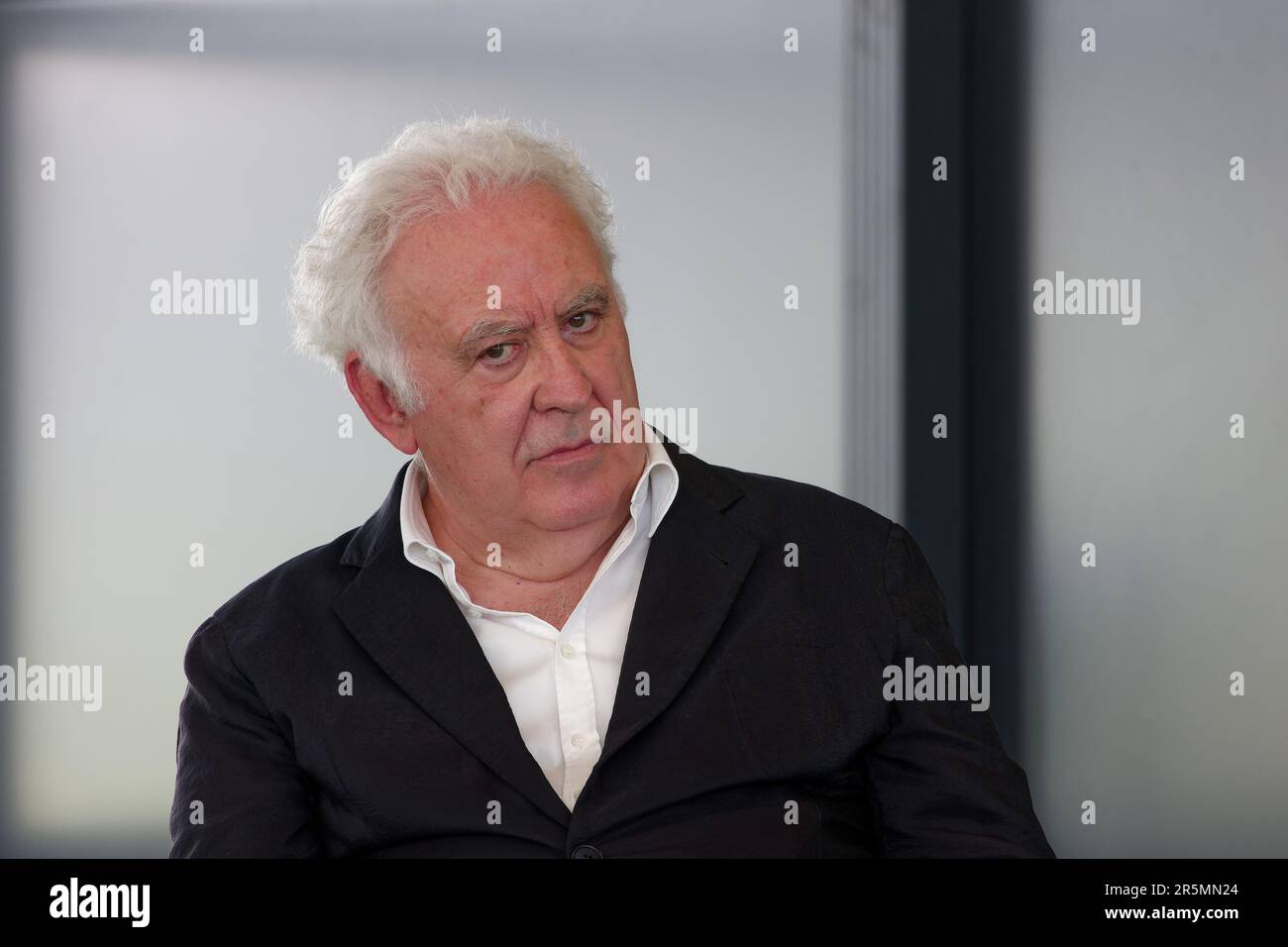 Die italienische Journalistin Michele Santoro spricht auf der 2023