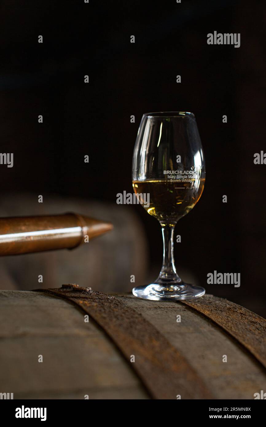 Whisky-Fässer, die bereit sind, mit einem Kupferspirituosen-Dieb in der Bruichladdich-Destillerie auf der Insel Islay in den Innenhebriden von Schottland, Großbritannien, zu probieren Stockfoto
