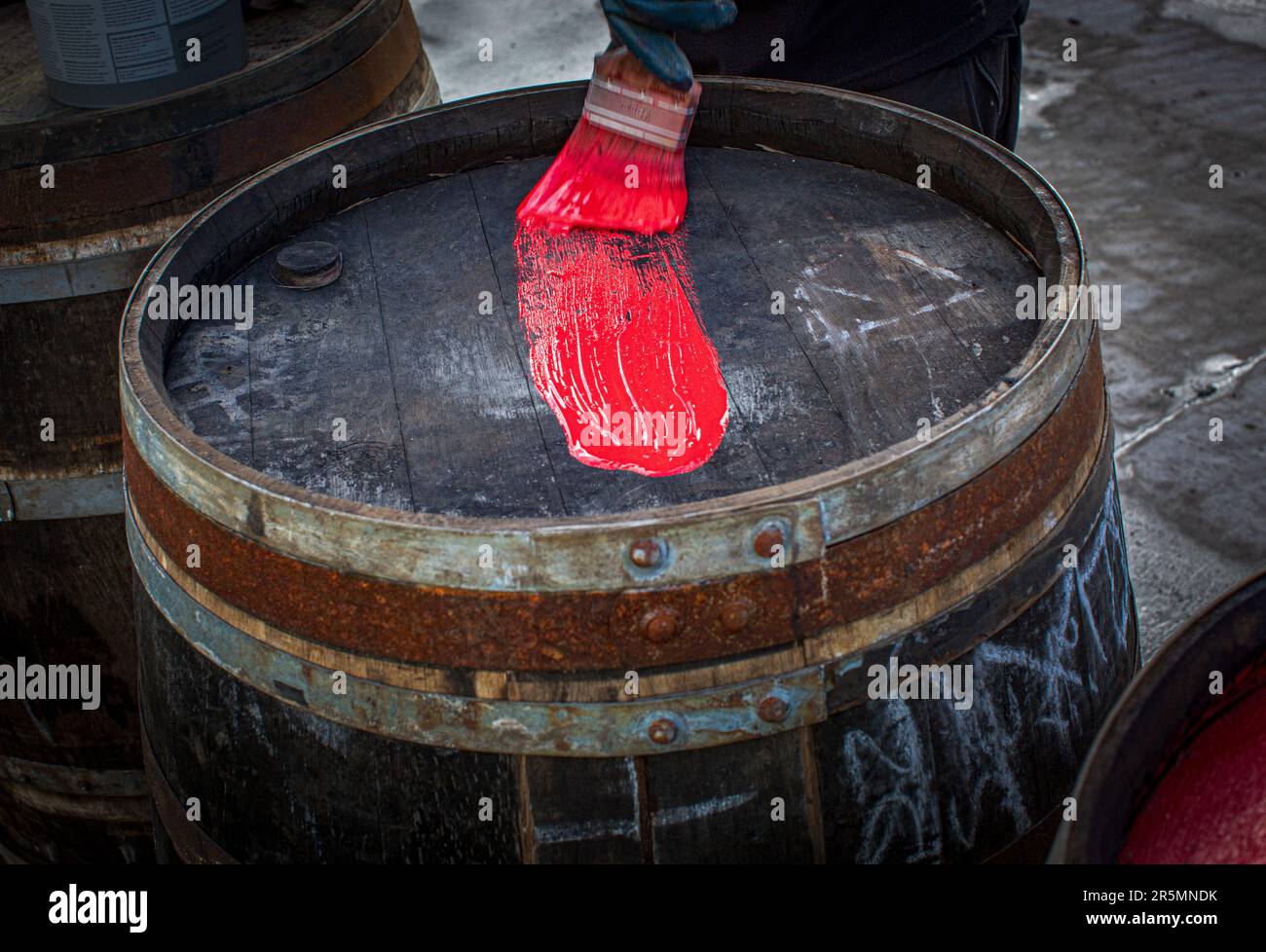 Das Whisky-Fass wird in der Bruichladdich-Destillerie auf der Insel Islay in den Innenhebriden von Schottland, Großbritannien, handbemalt Stockfoto