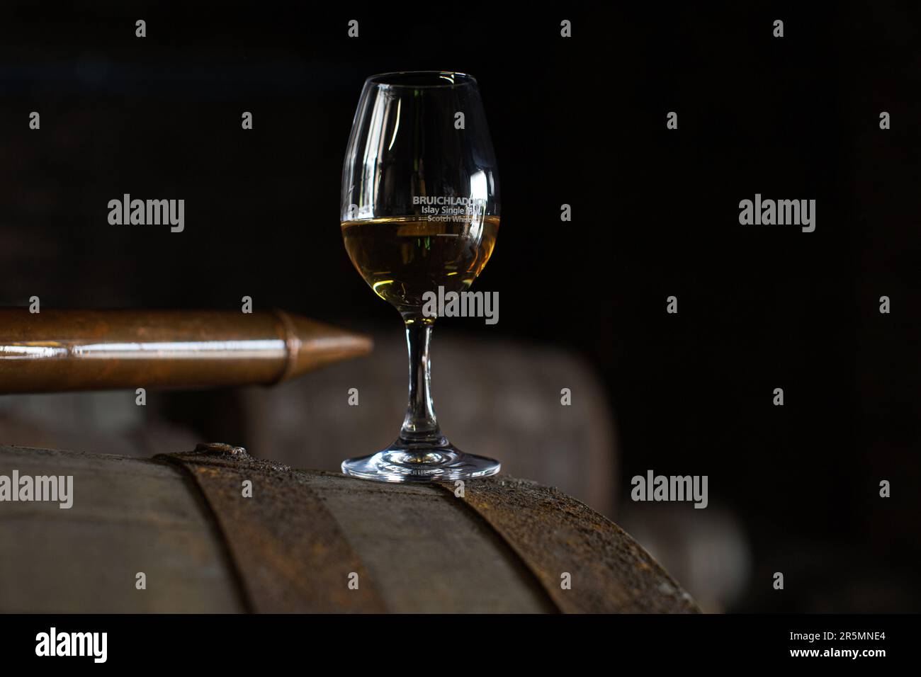 Whisky-Fässer, die bereit sind, mit einem Kupferspirituosen-Dieb in der Bruichladdich-Destillerie auf der Insel Islay in den Innenhebriden von Schottland, Großbritannien, zu probieren Stockfoto