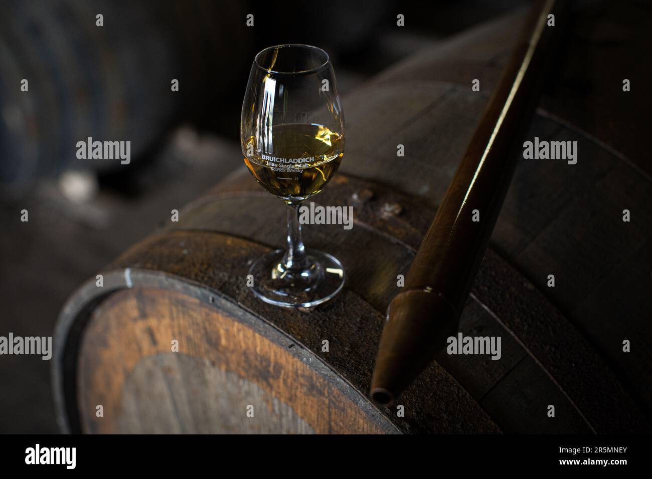 Whisky-Fässer, die bereit sind, mit einem Kupferspirituosen-Dieb in der Bruichladdich-Destillerie auf der Insel Islay in den Innenhebriden von Schottland, Großbritannien, zu probieren Stockfoto