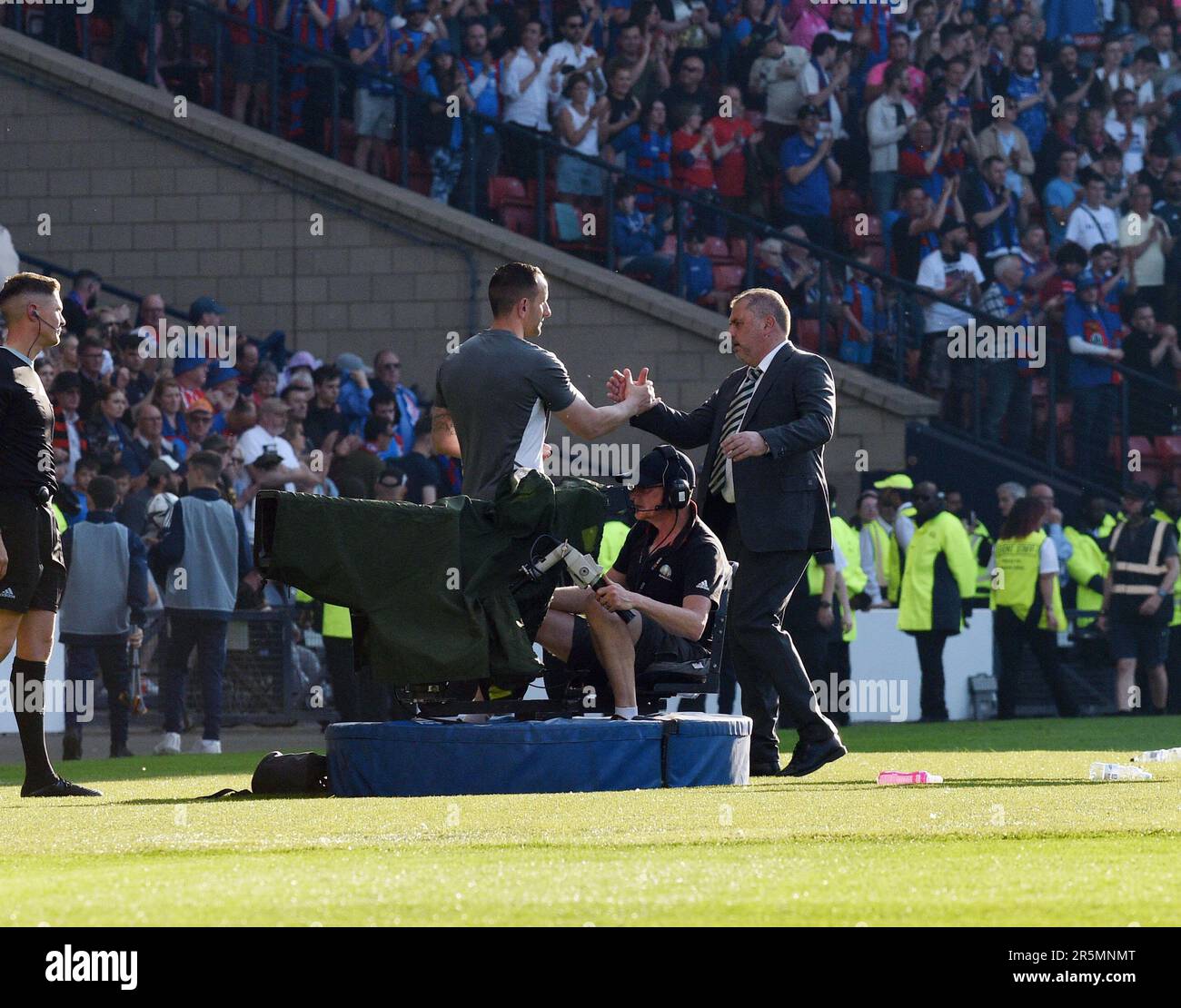 Hampden Park Glasgow.Schottland, Großbritannien. 3. Juni 2023. Schottisches Cup-Finale. Celtic gegen Inverness Caledonian Thistle. Celtic Manager Angelos Postecoglou (R) und sein Assistent John Kennedy nach dem Sieg über Inverness. Kredit: eric mccowat/Alamy Live News Stockfoto