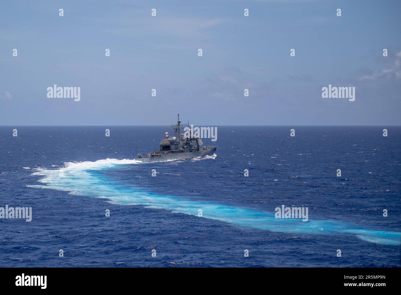 230602-N-BE723-1028 PHILIPPINE SEA (3. Juni 2023) Guided-Raketenkreuzer der Ticonderoga-Klasse USS Shiloh (CG 67), angeschlossen an die Carrier Strike Group (CSG) 5, bricht mit den USA dampfende Formation Der einzige vorwärtsgesetzte Flugzeugträger der Navy, USS Ronald Reagan (CVN 76), in der Philippinischen See, 3. Juni 2023. Ronald Reagan, das Flaggschiff der Carrier Strike Group 5, stellt eine kampfbereite Truppe bereit, die die Vereinigten Staaten schützt und verteidigt und Bündnisse, Partnerschaften und kollektive maritime Interessen in der Region Indo-Pazifik unterstützt. (USA Marinefoto von Mass Communication Specialist Seaman Kazia Rea Stockfoto