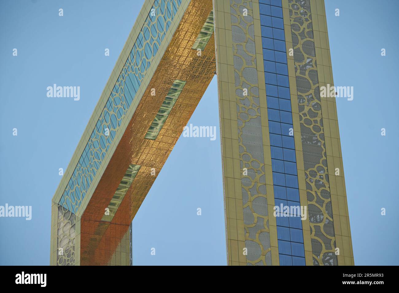 Dubai Frame, Blick von unten nach oben, beste neue Attraktion, architektonisches Wahrzeichen im Zabeel Park. Dubai, Vereinigte Arabische Emirate - April 2023 Stockfoto