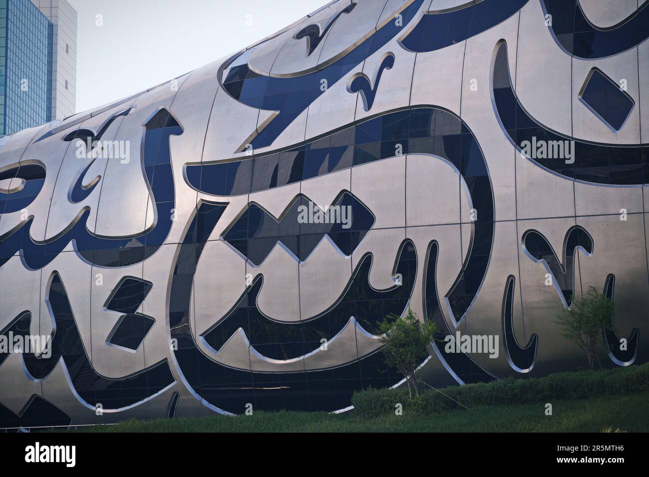Museum of the Future Ausstellungsfläche mit ikonischer Torusform und Fassade aus Edelstahl und Fenstern, die ein arabisches Gedicht von Killa des bilden Stockfoto