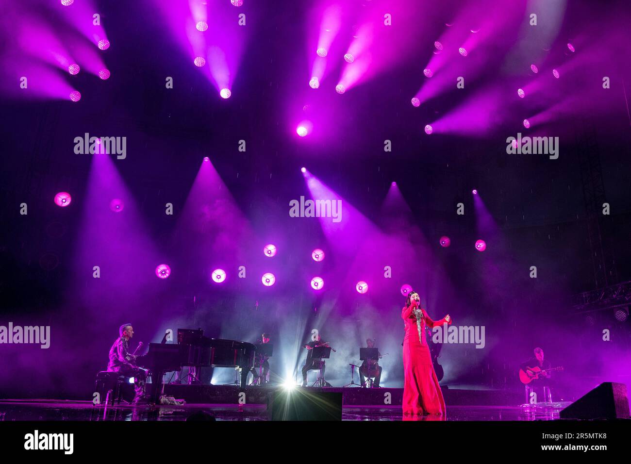 Verona, Italien. 04. Juni 2023. Elisa Toffoli, wie sie mit dem Künstlernamen Elisa bekannt ist, und Dario Faini, wie sie mit Dardust Pseudonym bekannt sind, während sie live in der Arena di Verona auftreten, für sie eine intime Nacht - nur zwei Nächte, am 4. Juni 2023 in Verona, Italien. Kredit: Unabhängige Fotoagentur/Alamy Live News Stockfoto