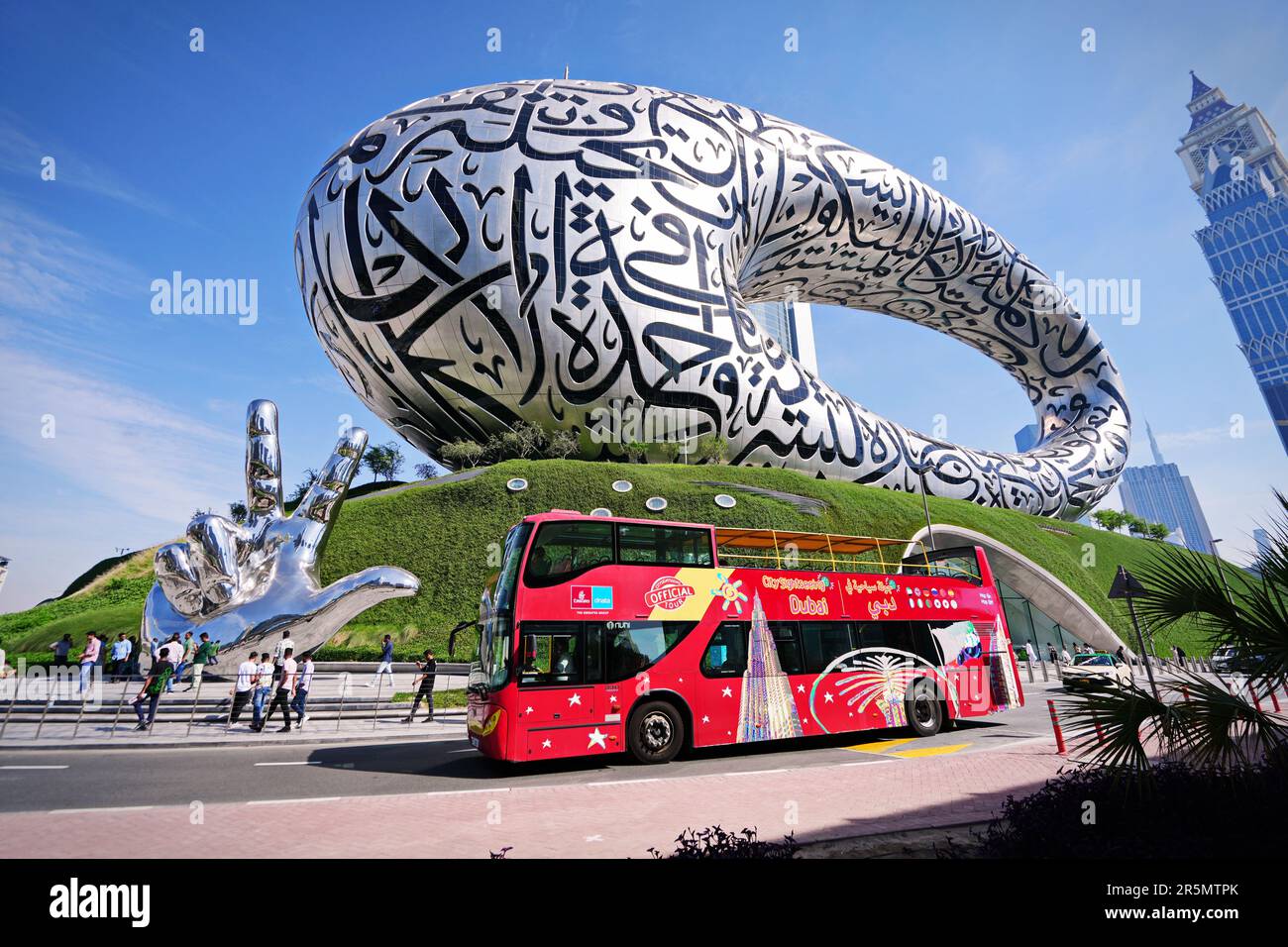 Museum of the Future Ausstellungsfläche mit ikonischer Torusform und Fassade aus Edelstahl und Fenstern, die ein arabisches Gedicht von Killa des bilden Stockfoto