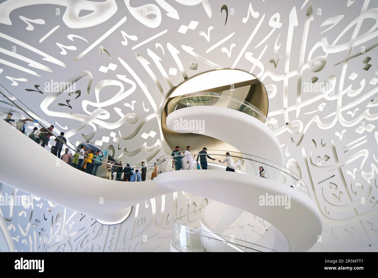 Museum of the Future Ausstellungsfläche mit ikonischer Torusform und Fassade aus Edelstahl und Fenstern, die ein arabisches Gedicht von Killa des bilden Stockfoto