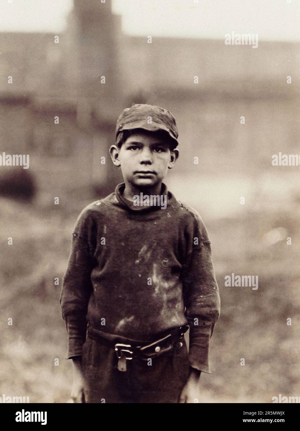 Neil Power, etwa 10 Jahre alt, dreht Strümpfe in Strumpfmühle, Rom, Georgia, Lewis Wickes Hine, April 1913 Stockfoto