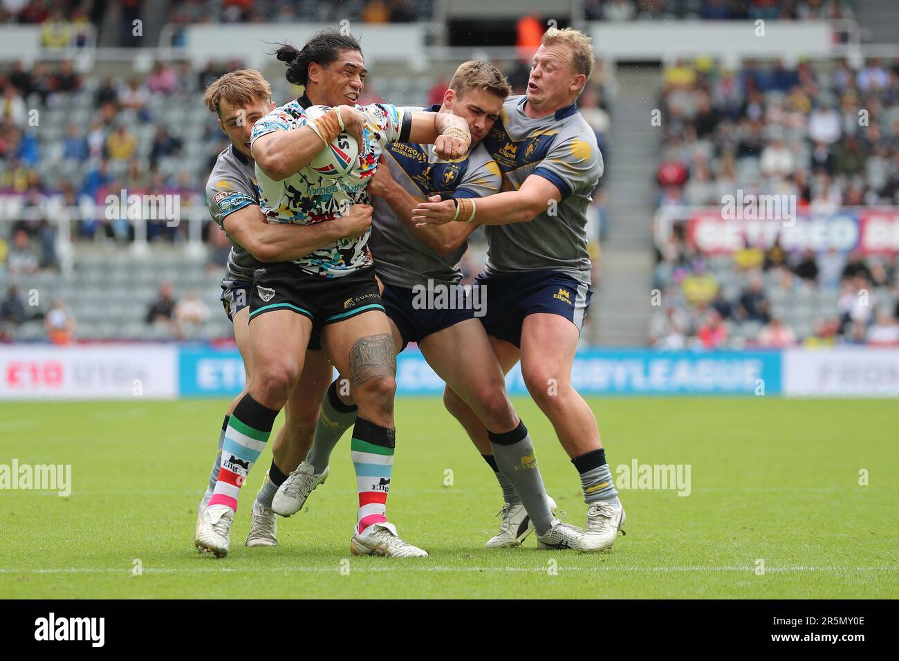 Newcastle, Großbritannien. Am 4. Juni 2023Tom wird Amone of Leigh Leopards während des Spiels der Betfred Super League zwischen dem Hull Football Club und Warrington Wolves in St. angegriffen James's Park, Newcastle, Sonntag, den 4. Juni 2023. (Foto: Mark Fletcher | MI News) Guthaben: MI News & Sport /Alamy Live News Stockfoto