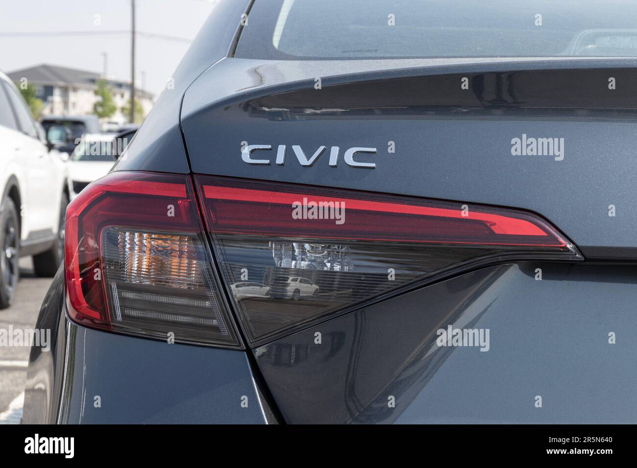 Avon - ca. Juni 2023: Honda Civic Ausstellung in einem Händlerbetrieb. Honda bietet den Civic in Limousine- und Heckklappenmodellen an. Stockfoto