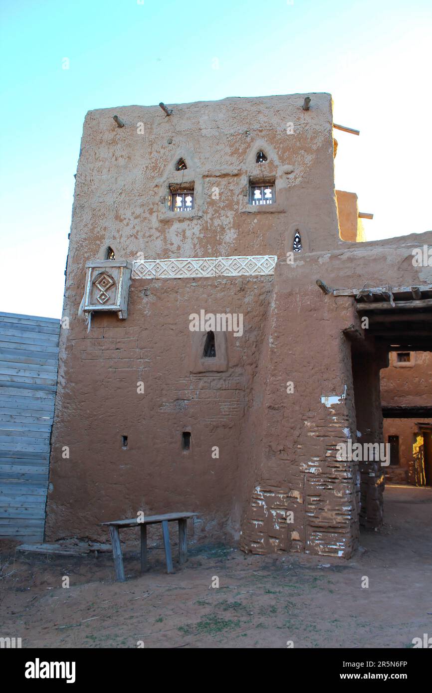 Befestigte Mauer der Hauptstadt der Goldenen Horde, Sarai Batu mit Tor, Hintergrund Stockfoto