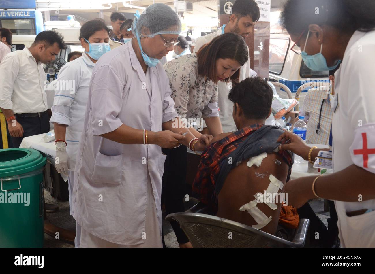 04. Juni 2023, Balasore, Indien: Die Passagiere der Coromondal Express Injury kommen in einem Spezialzug am bahnhof howrah in kalkutta, West-Bengal, Indien. Bei einem Zusammenstoß mit drei Zügen in der Nähe von Balasore wurden mindestens 290 Menschen getötet und mehr als 900 verletzt, nachdem gestern Abend in Odishas Balasore ein schrecklicher Zusammenstoß mit drei Zügen stattgefunden hatte. Der Vorfall ereignete sich, als ein Personenzug, der Coromandel-Shalimar-Express, entgleiste und einen Güterzug traf, und ein weiterer Zug, der Yesvantpur-Howrah Superfast, stürzte am 4. Juni 2023 in Balasore, Indien, in die entgleisten Busse. (Foto: Dipa Chakraborty/Eyepix Group Stockfoto