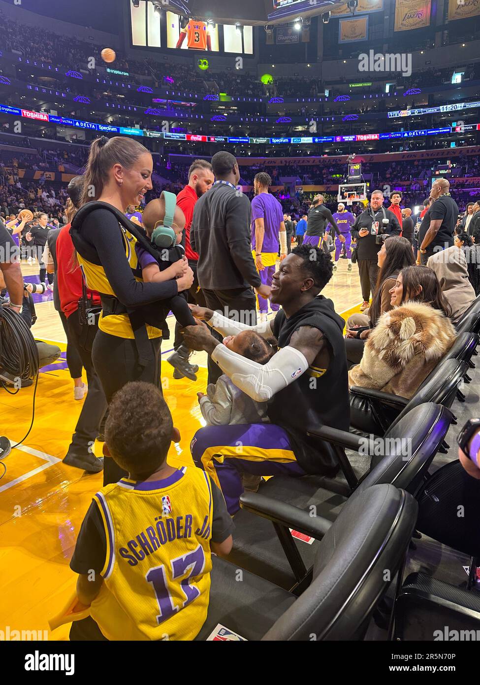 Los Angeles, USA. 22. Mai 2023. Basketball: NBA, Play-off Round, Western Conference, Conference Finals, Spieltag 4, Los Angeles Lakers – Denver Nuggets: NBA-Profi Dennis Schröder (r) spricht vor dem Spiel mit seiner Frau Ellen Schröder und seinen drei Kindern. Kredit: Maximilian Haupt/dpa/Alamy Live News Stockfoto