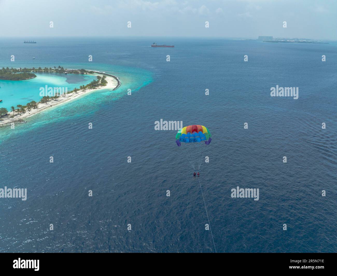 Luftaufnahme, Paraglider auf Paradise Island mit Wasser-Bungalows, Indischer Ozean, Lankanfushi, North Male Atoll, Malediven Stockfoto