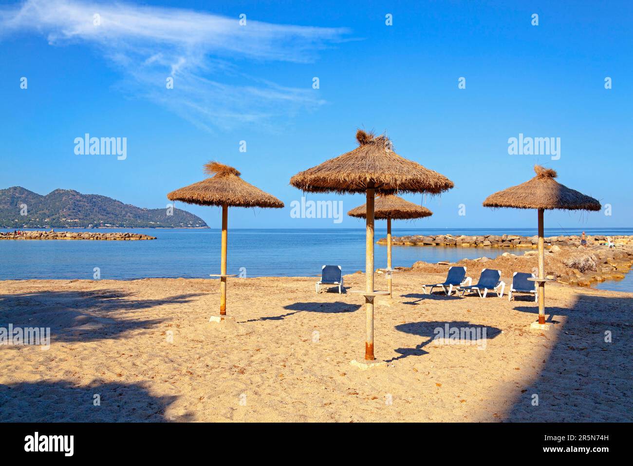 Strand mit Strohschirmen auf Mallorca Stockfoto