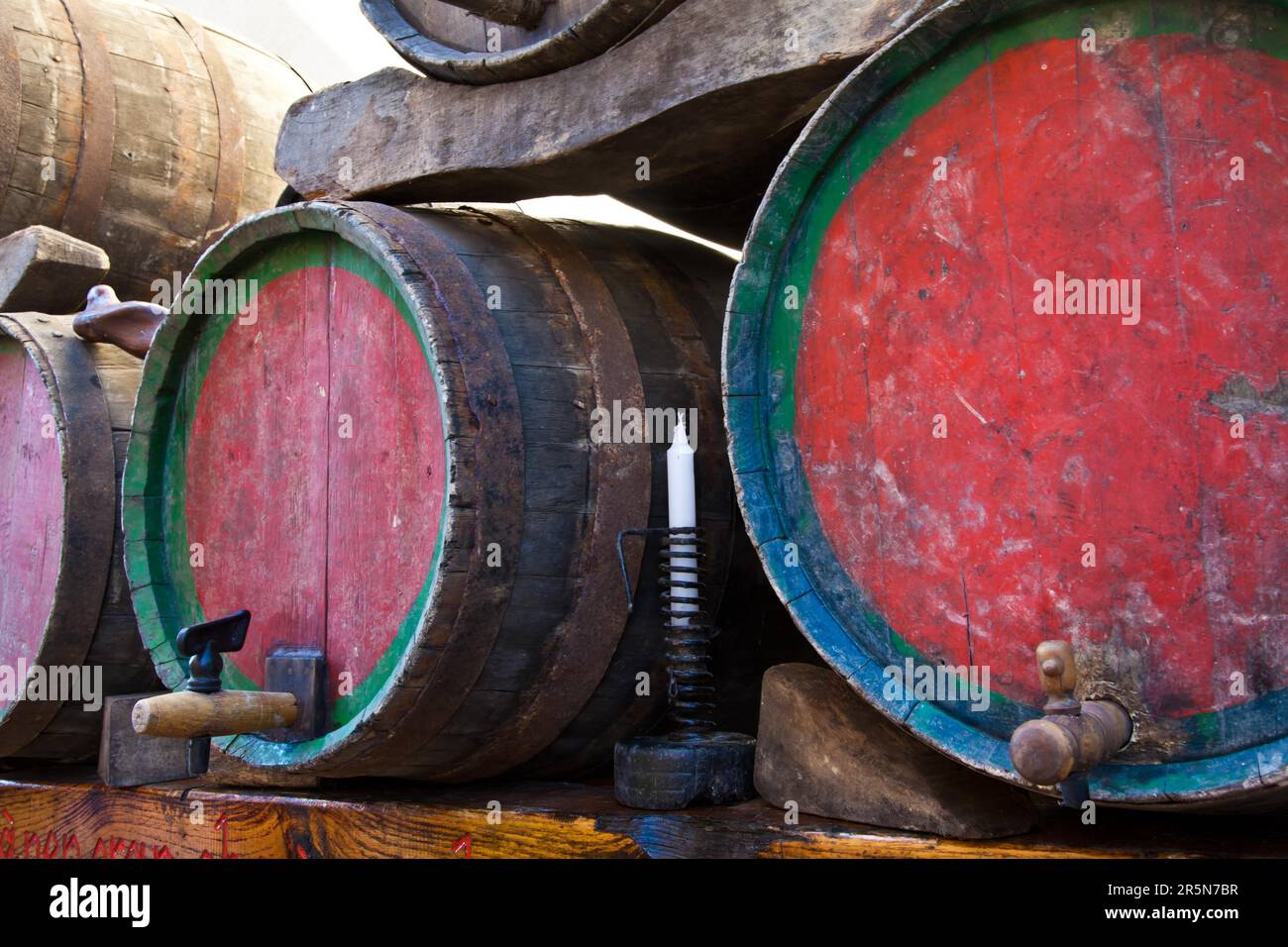 Italien, ein Barbera-Barrel Wein, Piemont-Region Stockfoto