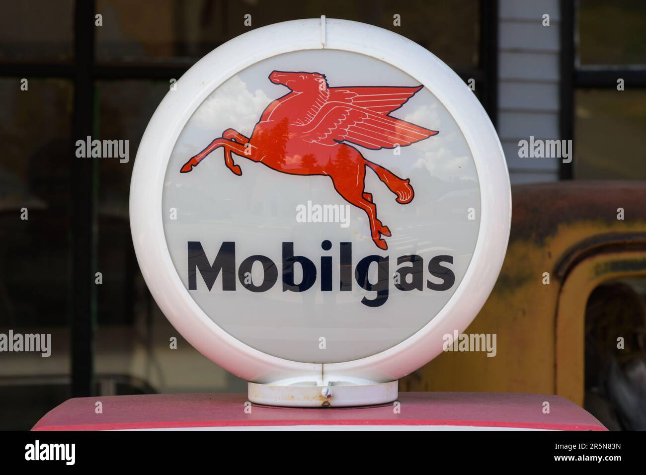 Rosalia, WA, USA - 23. Mai 2023; Mobilegas pegasus Flyiing Horse Emblem auf alter Zapfsäule in Nahaufnahme Stockfoto