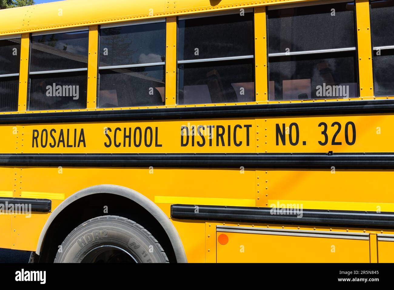 Rosalia, WA, USA - 23. Mai 2023; Namensdetails auf der Seite des gelben Schulbusses für Rosalia School District im Staat Washington Stockfoto