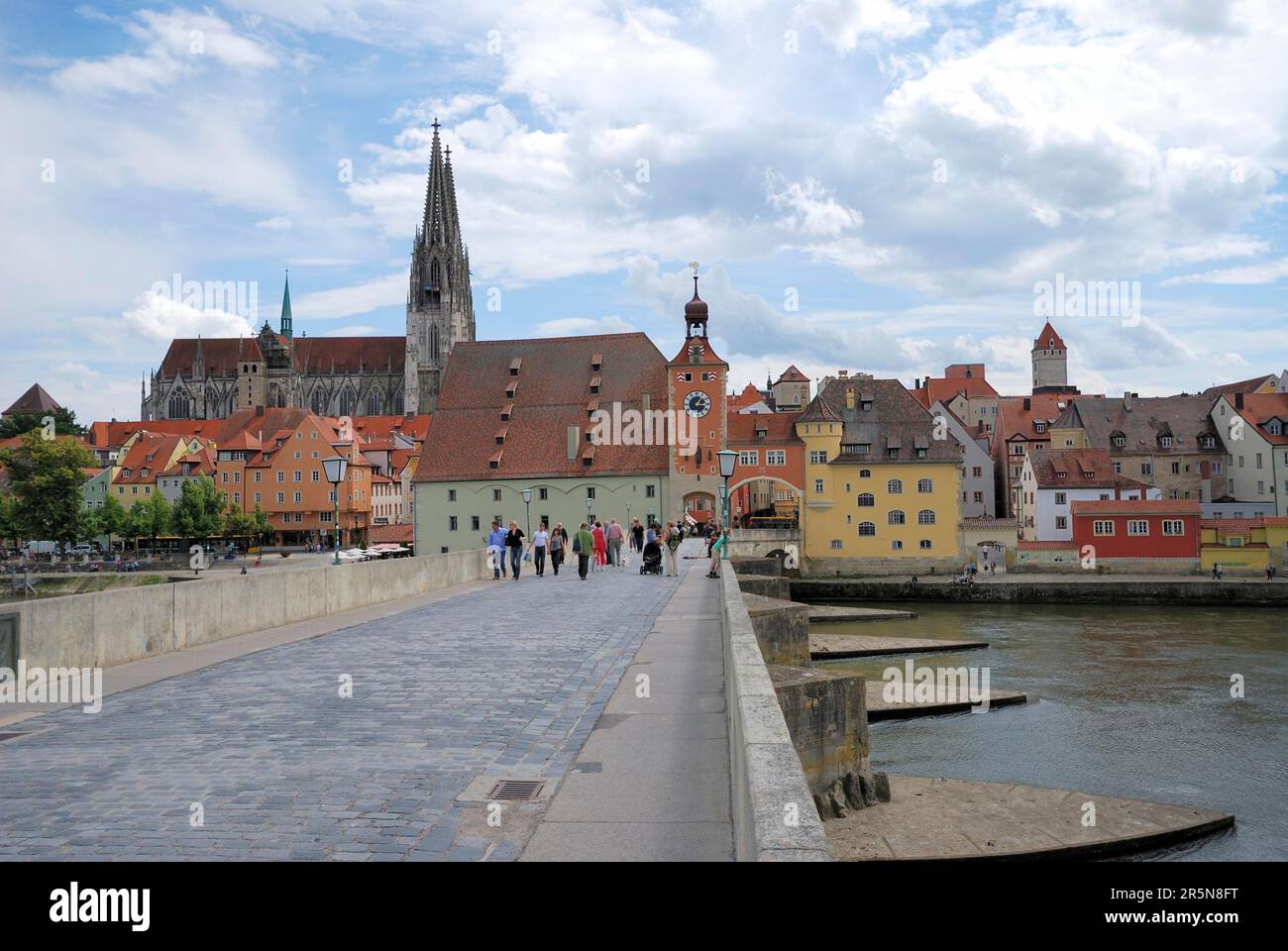 REGENSBURG, DEUTSCHLAND, JUNI 21: Touristen auf der Steinbrücke in Regensburg am 21. Juni 2011. Seit Juli 2006 ist Regensburg auf der eingraviert Stockfoto