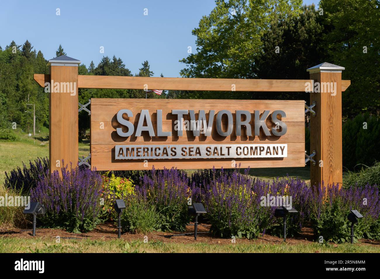 Woodinville, WA, USA - 04. Juni 2023; Holz- und Metallschild für Saltworks und America's Sea Salt Company Stockfoto