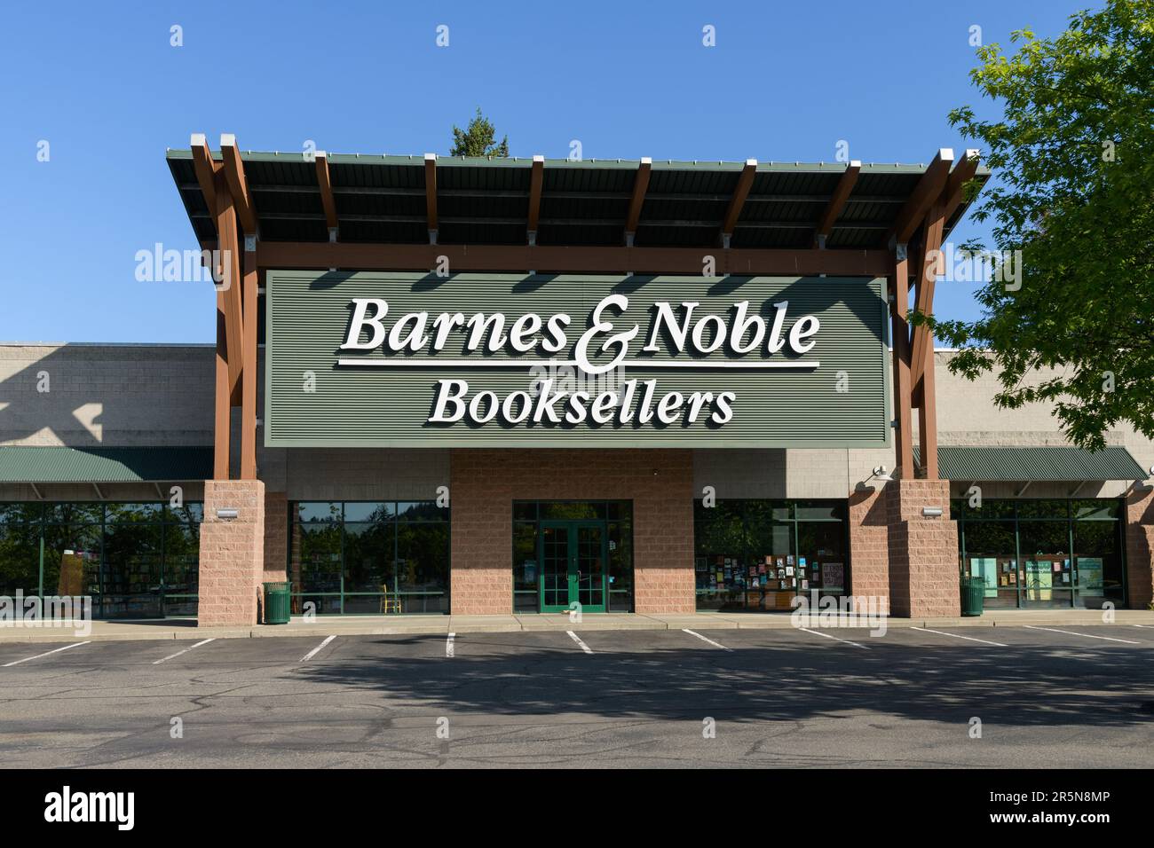 Woodinville, WA, USA - 04. Juni 2023; Barnes und Noble Booksellers mit leerem Parkplatz und Beschilderung Stockfoto