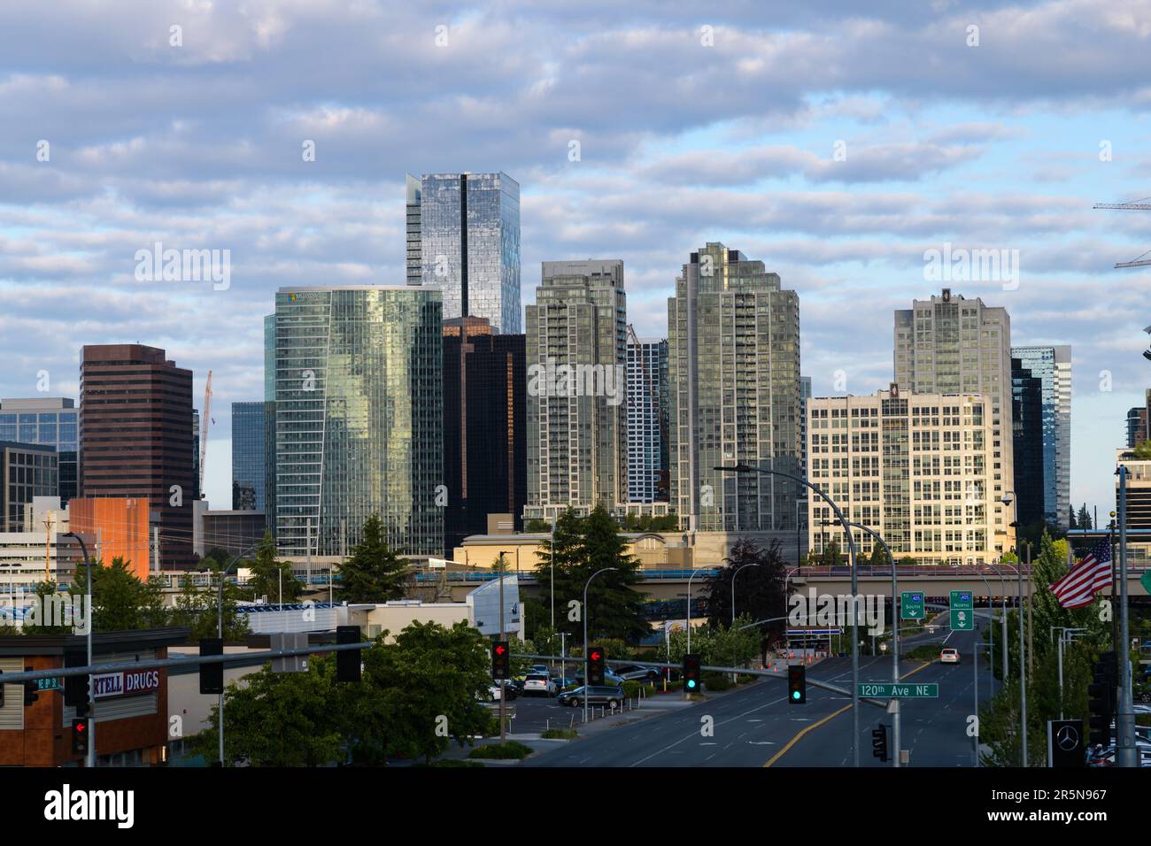 Bellevue, WA, USA - 04. Juni 2023; Zentrum der Skyline von Bellevue Washington am frühen Morgen Stockfoto