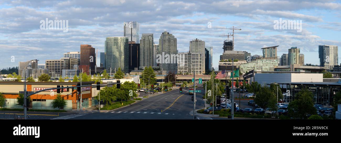 Bellevue, WA, USA - 04. Juni 2023; Panoramablick auf die Ostseite der Skyline von Bellevue und die Northeast 8. Street Stockfoto