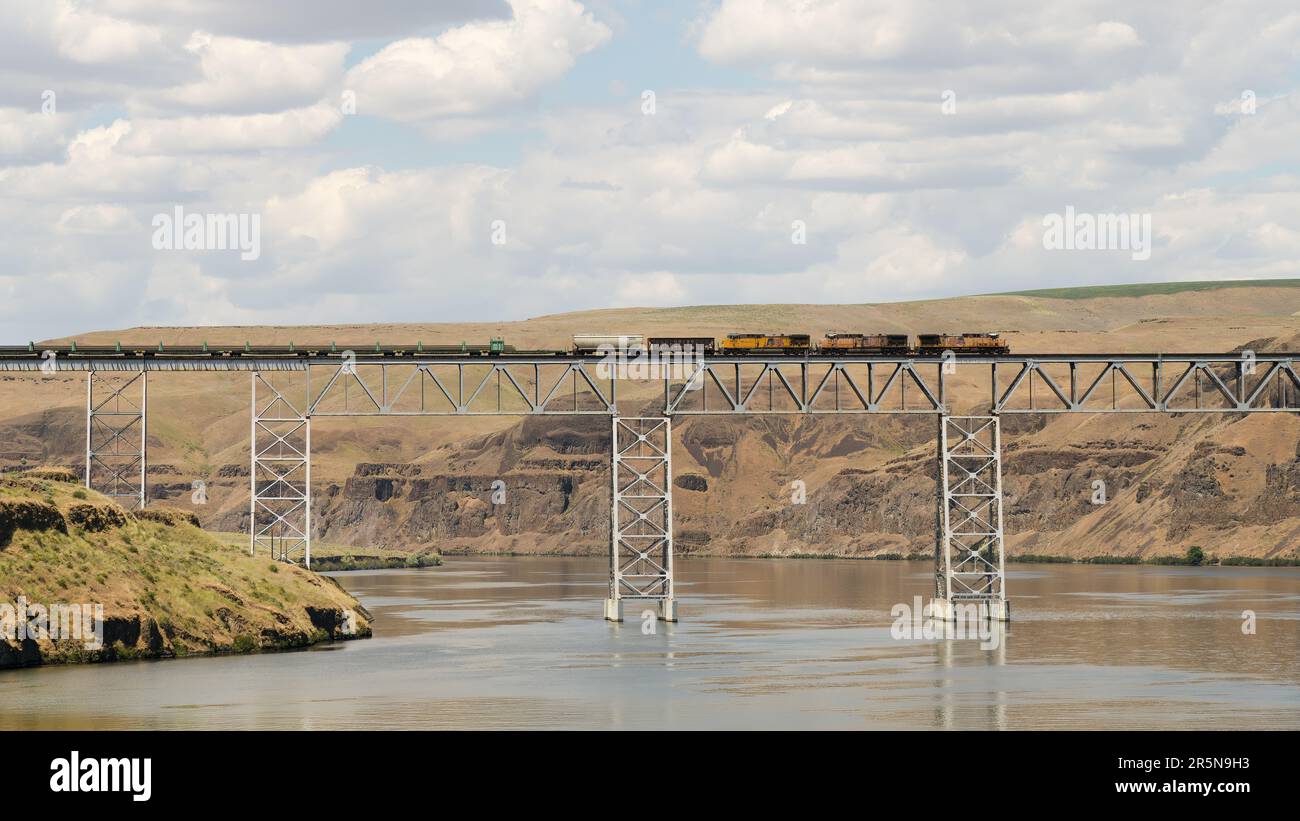Washtucna, WA, USA - 25. Mai 2023; Güterzug der Union Pacific über die Joso High Bridge im Bundesstaat Washington über dem Snake River Stockfoto