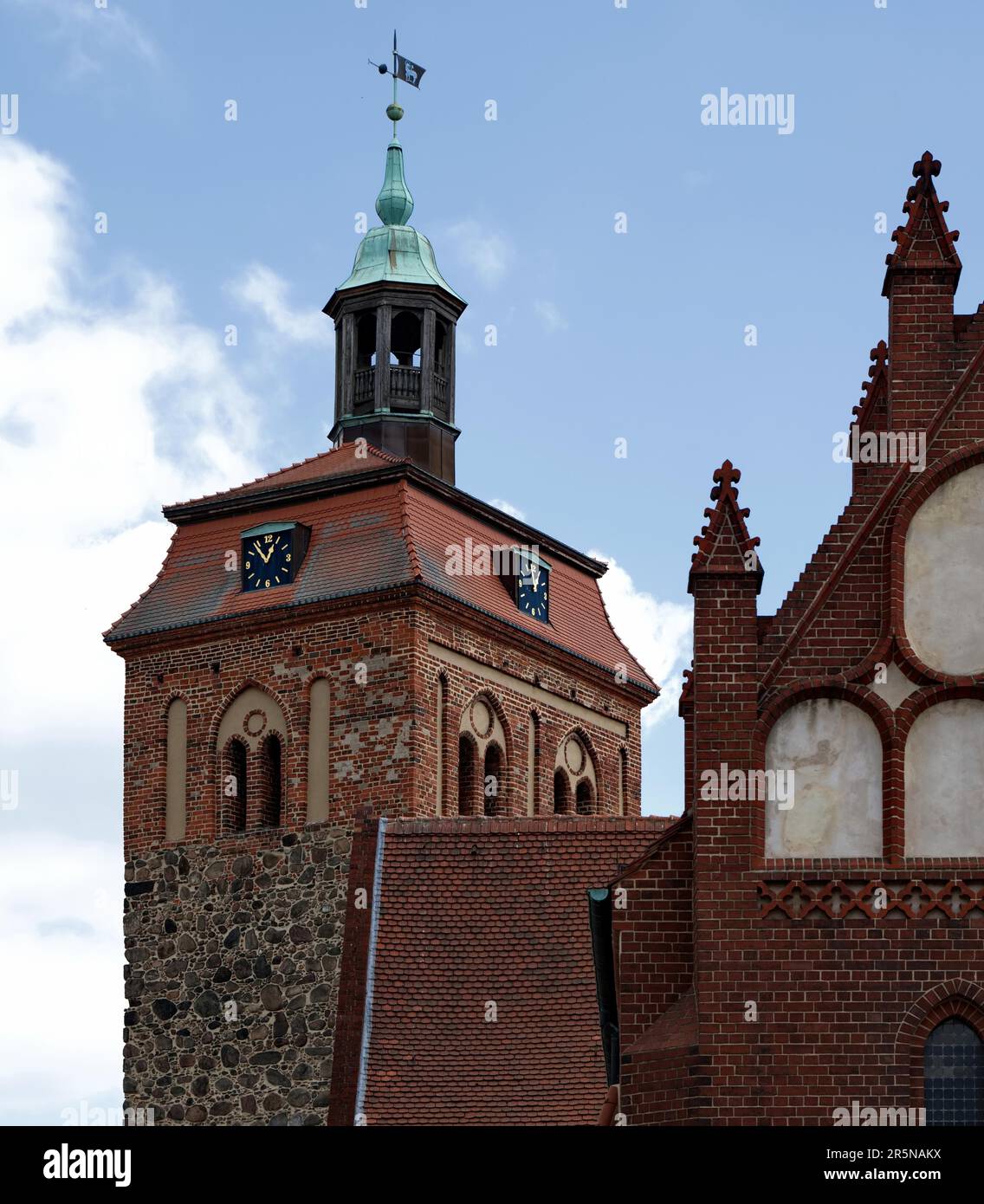 Detail von St. Johannes Kirche und Marktturm, Luckenwalde, Bezirk Teltow-Flaeming, Bundesstaat Brandenburg Stockfoto