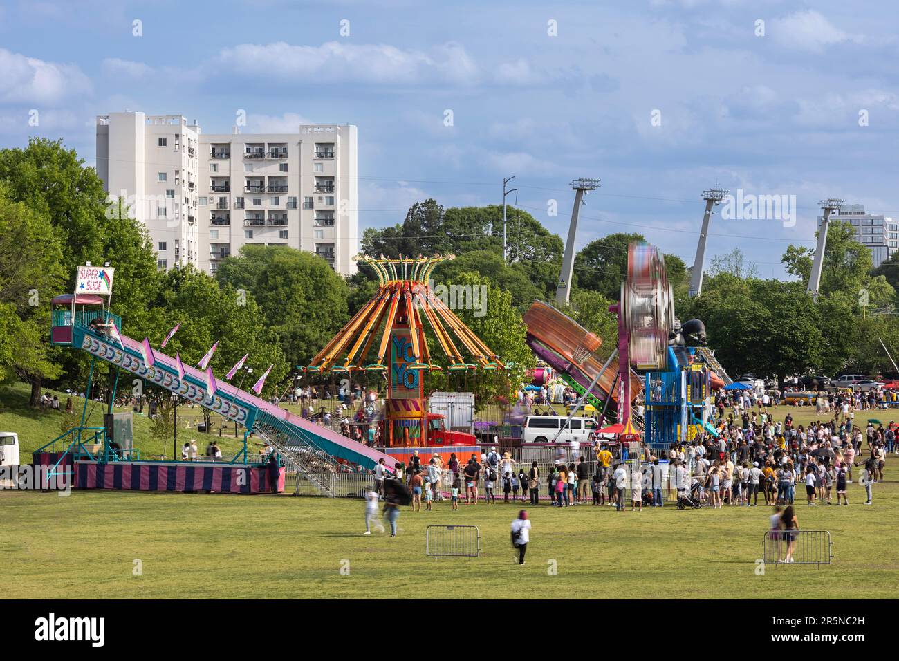 Atlanta, GA/USA - 15. April 2023: Karnevalsfahrten und Bewegungsunschärfe mitten auf dem Atlanta Dogwood Festival am 15. April 2023. Stockfoto