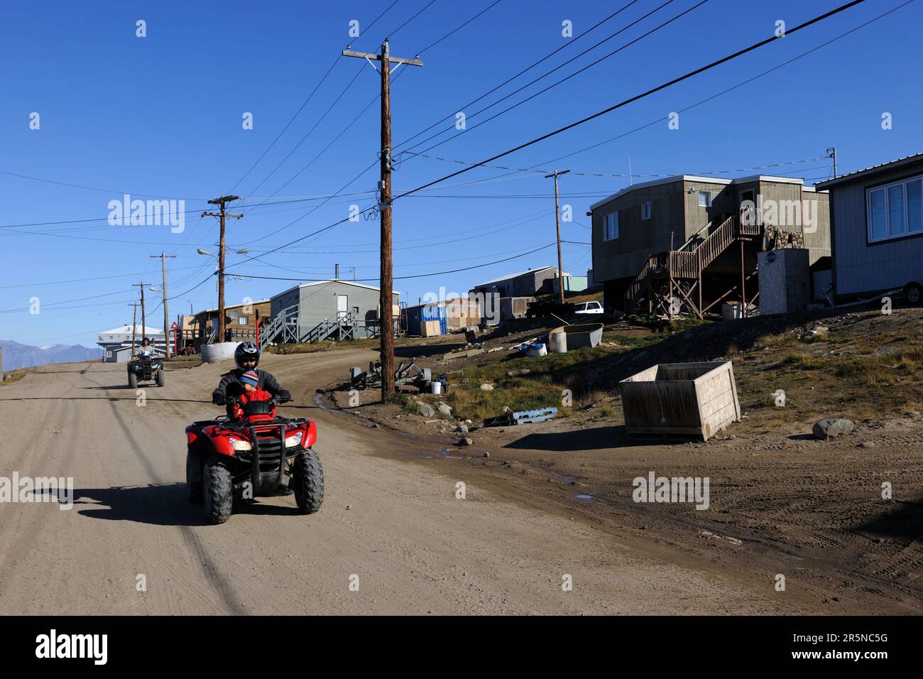 Iniut auf Quadbike, Pond Inlet, Baffin Island, Nunavut, Kanada, Baffin Island, Baffin Island Stockfoto