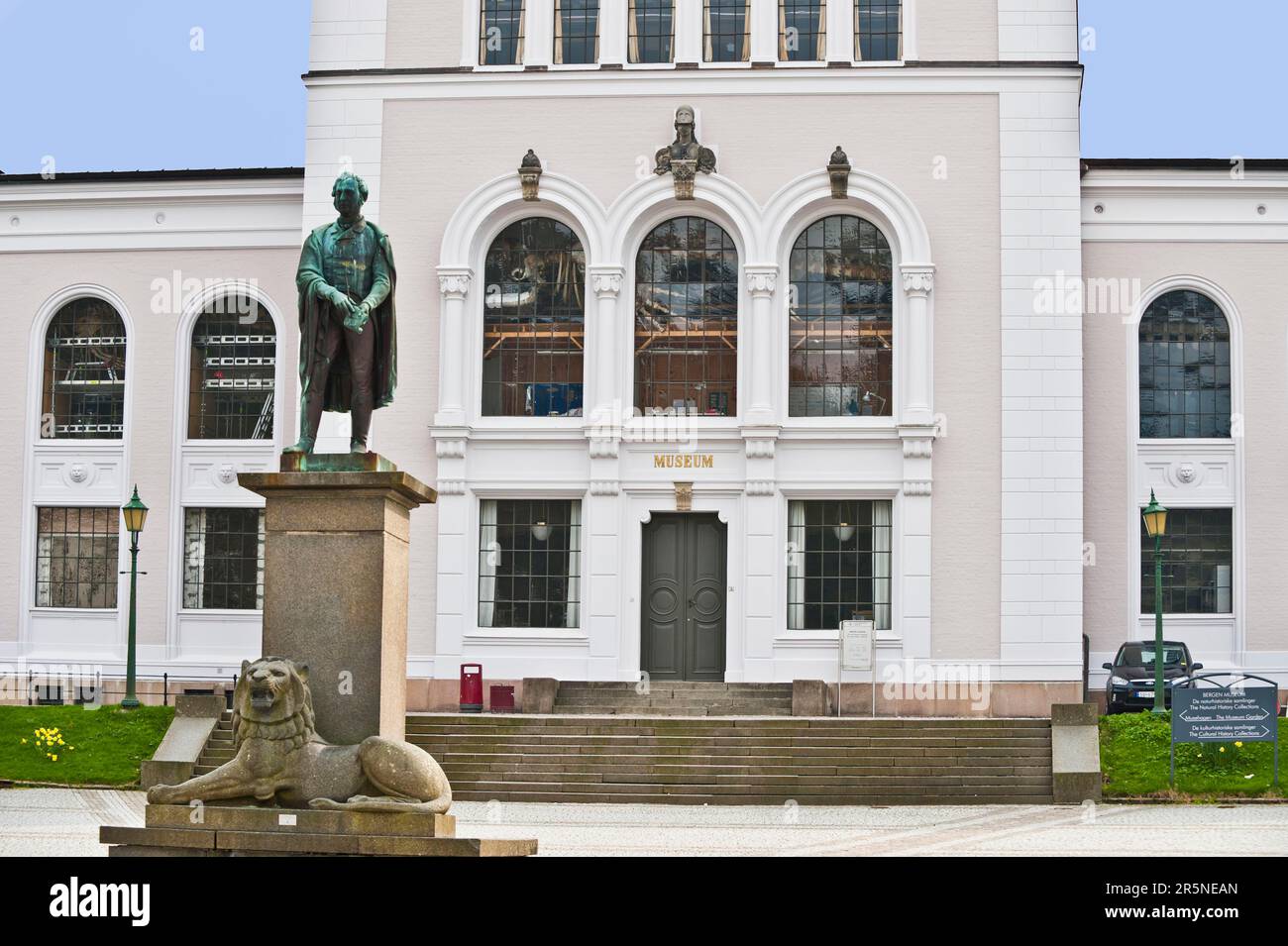 Statue von Wilhelm Frimann Koren Christie, Gebäude der Naturhistorischen Sammlung, Bergen Museum, Kultur- und Naturkundemuseum, Universität Stockfoto