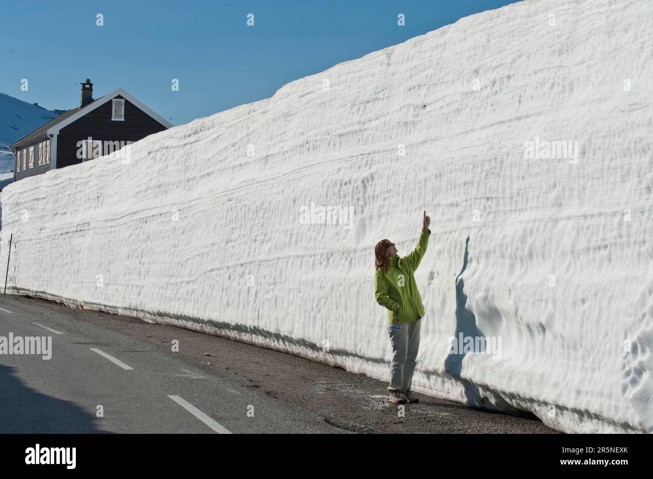 Frau mit Schneemassen, Dalsnibba Region, Geiranger, Moere Og Romsdalen, Norwegen Stockfoto