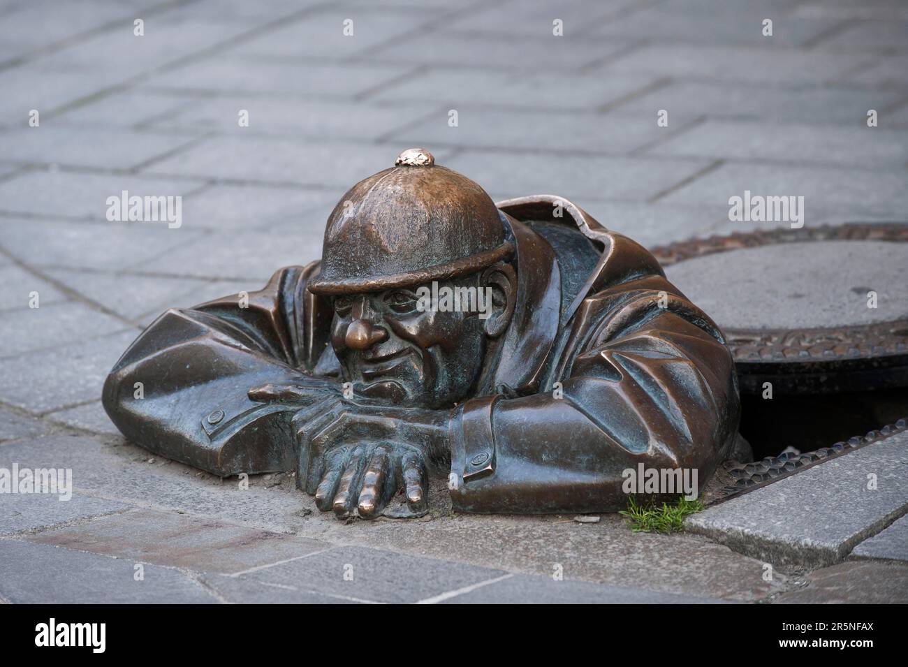 Mann bei der Arbeit, Bratislava, Slowakei, Bratislava, Bronzestruktur, Bronzeskulptur Stockfoto