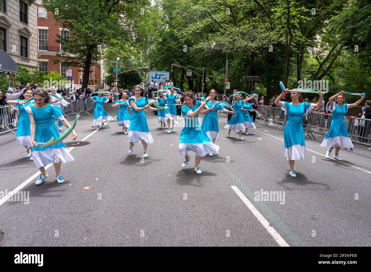 NEW YORK, NEW YORK - 04. JUNI: Tänzer treten während der Celebrate Israel Parade am 4. Juni 2023 in New York City auf. Kredit: Ron Adar/Alamy Live News Stockfoto