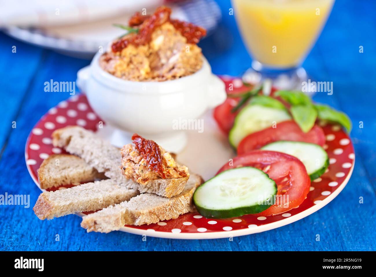 Mediterrane Käseaufstrich, Brot, Käseaufstrich Stockfoto