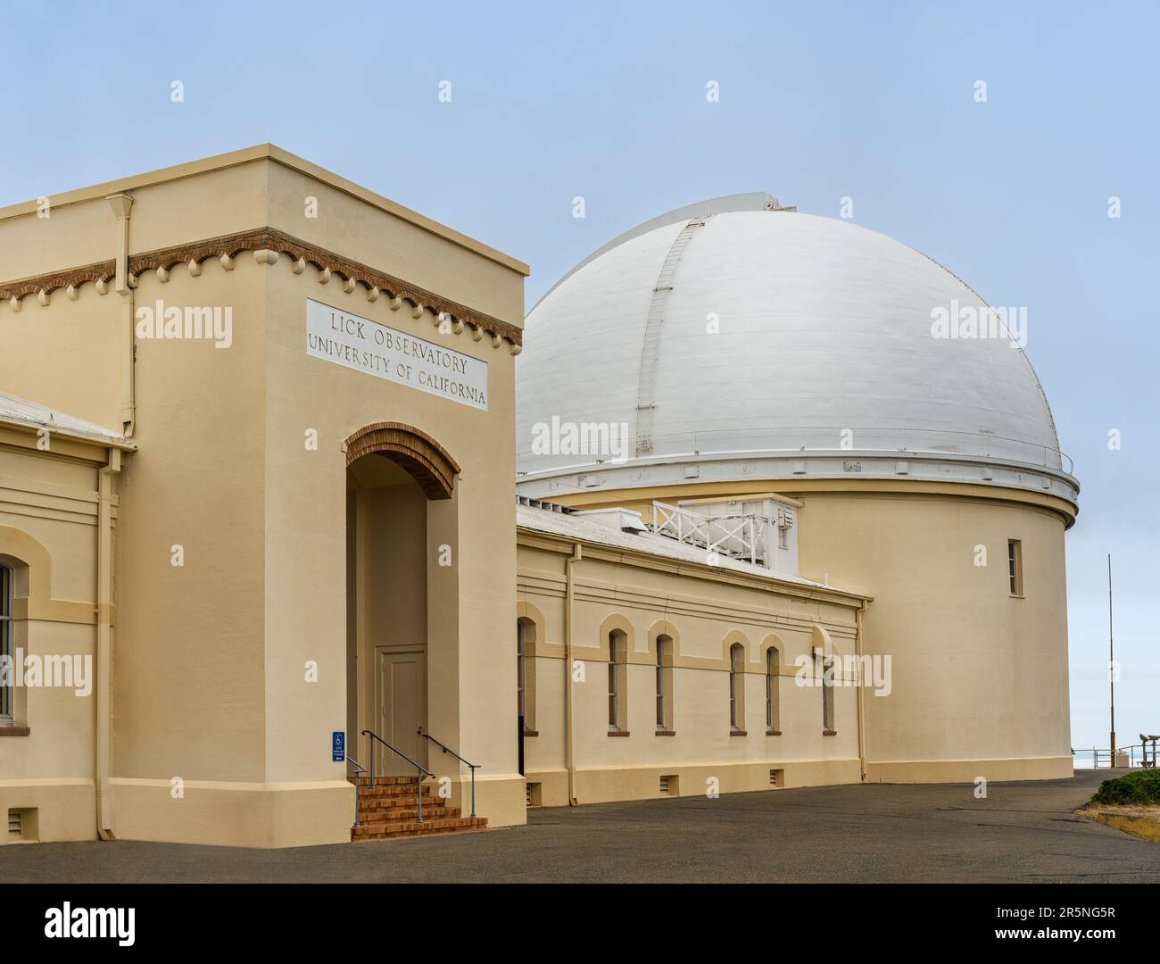 San Jose, Kalifornien, USA - 28. Mai 2023: Kuppel des 36-Zoll-Refraktorteleskops, Treppe und Eingang zur Lick Observatory University of C. Stockfoto