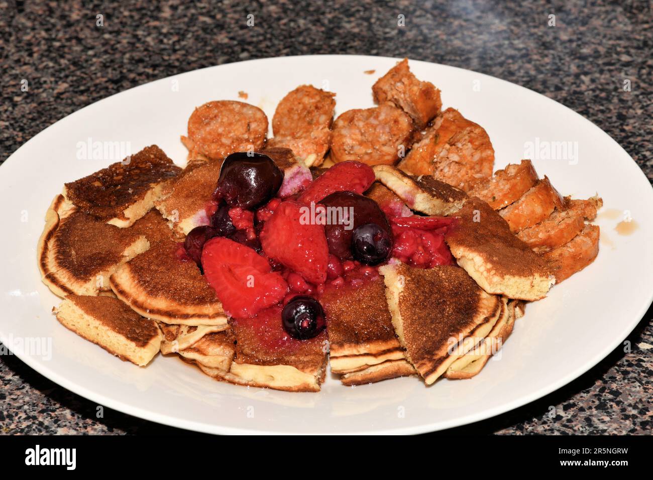 Nahaufnahme von Pfannkuchen mit Obst oben. Stockfoto