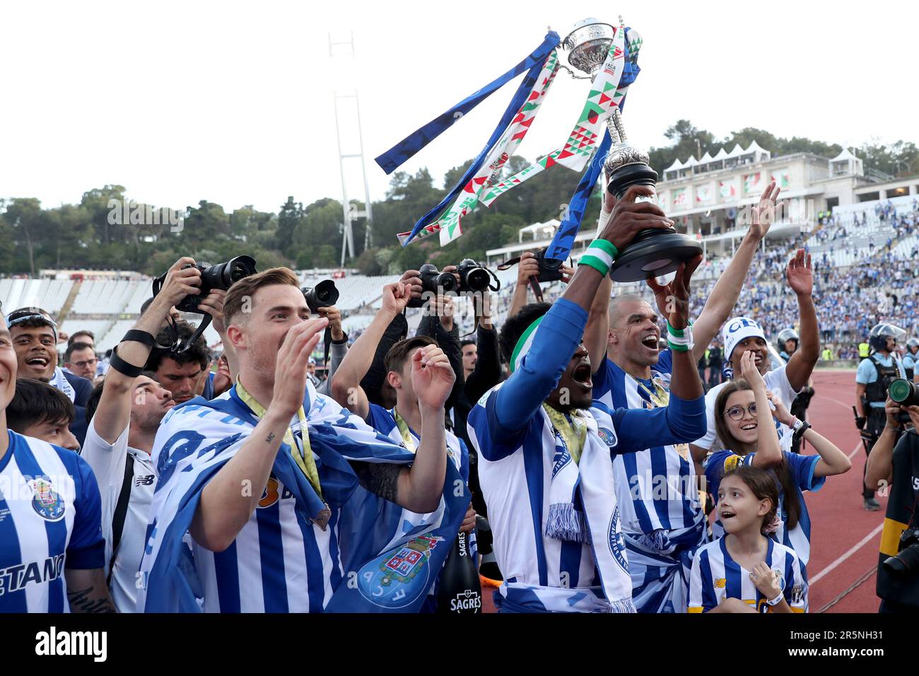 Oeiras. 4. Juni 2023. Die Spieler des FC Porto feiern mit der Trophäe nach dem Portugal Cup-Finale zwischen dem FC Porto und SC Braga in Oeiras, Portugal, am 4. Juni 2023. Kredit: Petro Fiuza/Xinhua/Alamy Live News Stockfoto
