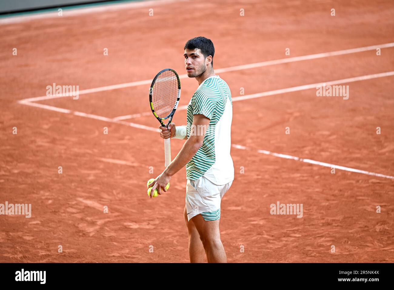 Paris, Frankreich. 04. Juni 2023. Nelson Monfort, Journalist des französischen Fernsehsenders France Television (FranceTV Sport), während des Grand-Slam-Tennisturniers French Open am 4. Juni 2023 im Roland-Garros-Stadion in Paris, Frankreich. Kredit: Victor Joly/Alamy Live News Stockfoto