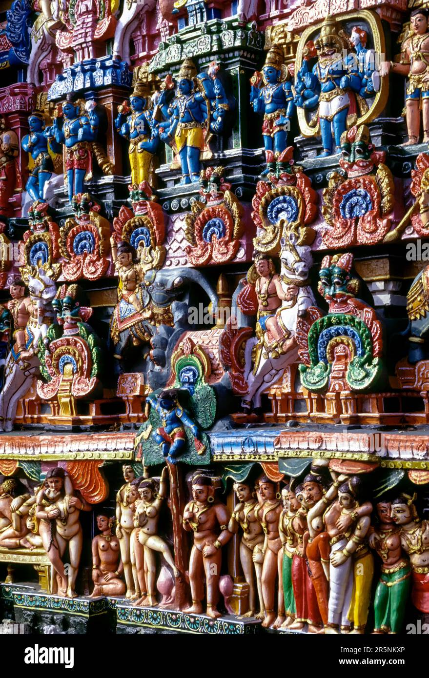 Stuckfiguren im Sarangapani Tempel Rajagopuram das Haupttor hat elf Ebenen und hat eine Höhe von 173 Fuß 53 m in Kumbakonam, Tamil Nadu Stockfoto